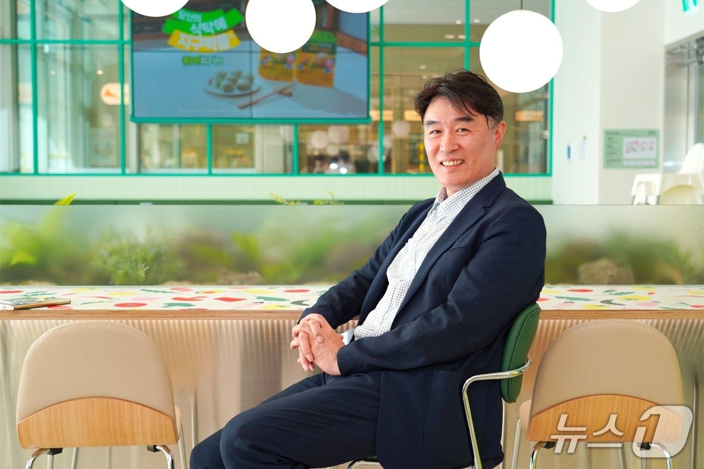 설신 풀무원푸드앤컬처 상무가 플랜튜드 3호점&#40;고덕점&#41;에서 포즈를 취하고 있다. 2025.09.26/&#40;사측 제공&#41;