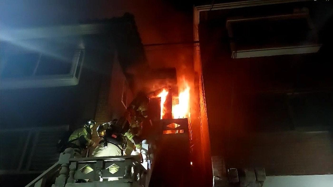 2일 서울 금천구 시흥동 다가구주택에서 발생한 화재.(금천소방서 제공)