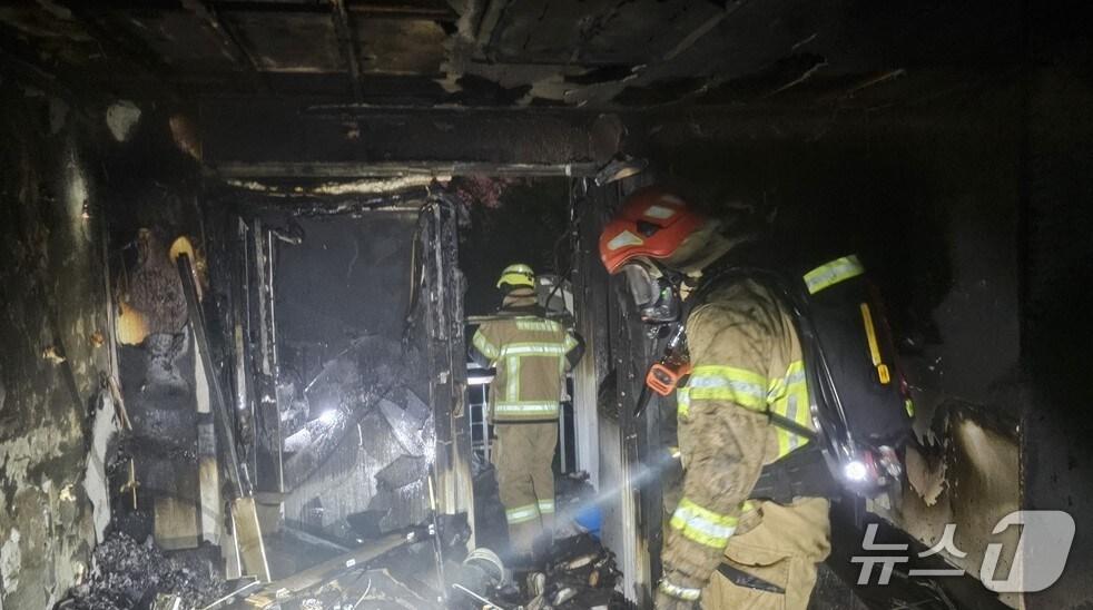 본문 이미지 - 2일 새벽 경북 경산시 백천동의 15층짜리 아파트 3층에서 불이 나 소방관들이 잔불을 정리하고 있다. (경북소방본부 제공. 재판매 및 DB금지)/뉴스1