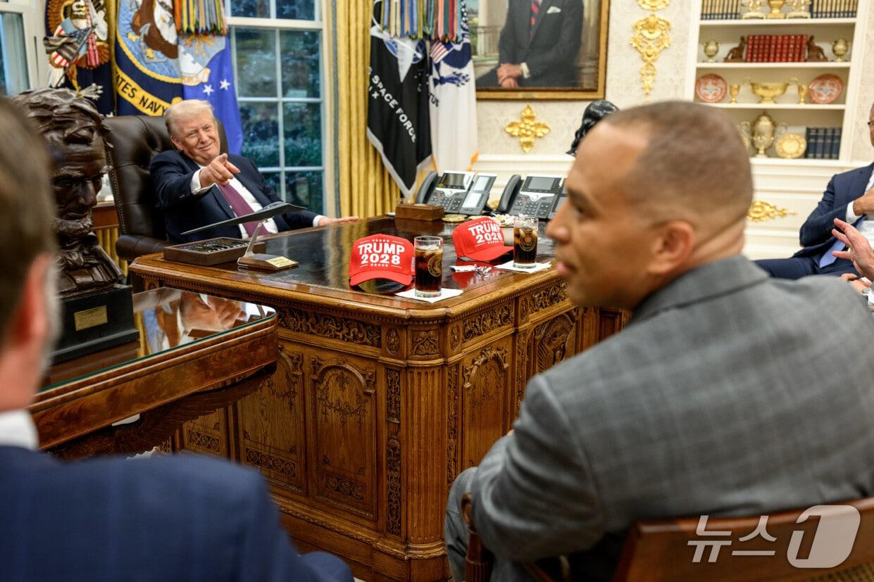 본문 이미지 - 9월 30일(현지시간) 도널드 트럼프 미국 대통령이 워싱턴DC 백악관 집무실에서 공화·민주 양당 지도부와 회동 중인 가운데 집무실 책상에 '트럼프 2028' 모자가 놓여 있다. <사진=트루스소셜 @realDonaldTrump>