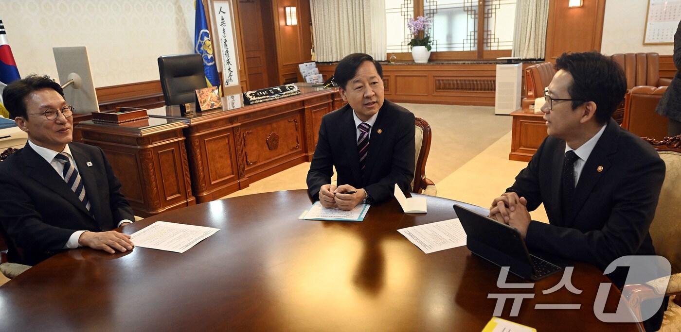 김민석 국무총리&#40;왼쪽부터&#41;와 구윤철 경제부총리 겸 기획재정부 장관과 배경훈 과학기술부총리 겸 과학기술정보통신부 장관이 2일 오전 서울 종로구 정부서울청사에서 3+@회의를 하고 있다. 2025.10.2/뉴스1 ⓒ News1 청사사진기자단