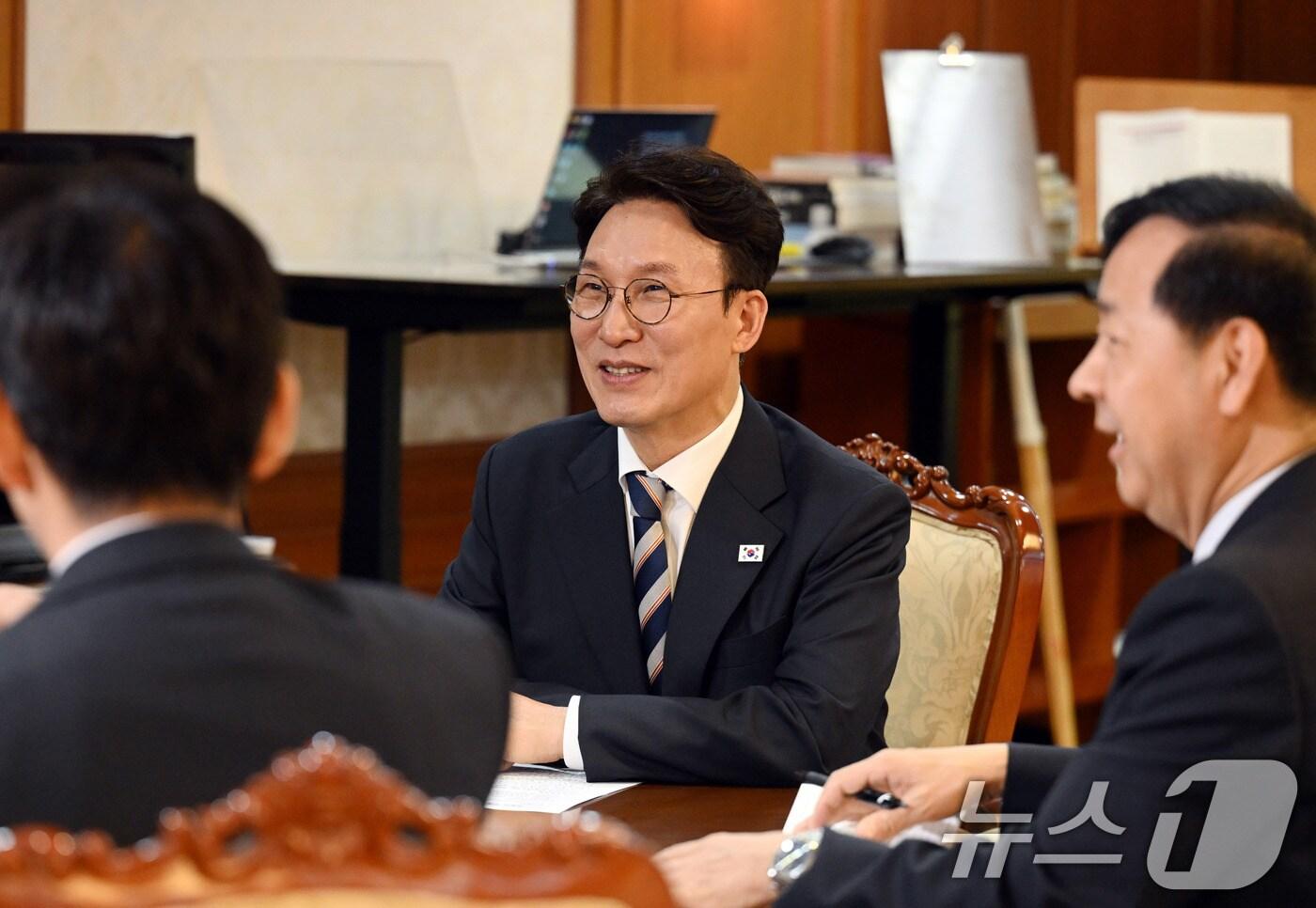김민석 국무총리가 2일 오전 서울 종로구 정부서울청사 총리 집무실에서 열린 '제1회 3+알파(α) 회의' 에 참석해 발언을 하고 있다. 2025.10.2/뉴스1 ⓒ News1 청사사진기자단