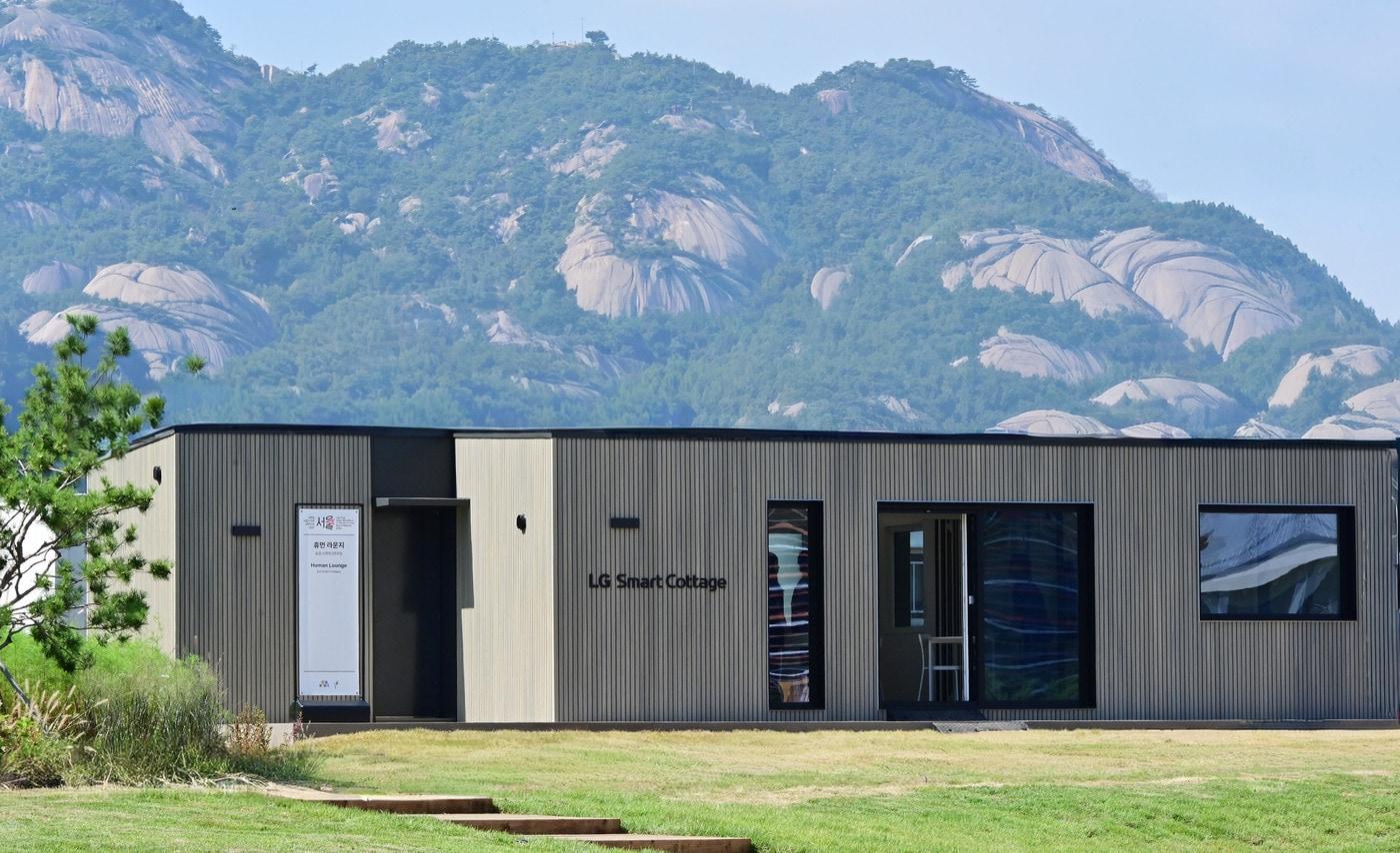 LG 스마트코티지 16평형 신모델이 서울 종로구 '열린송현 녹지광장'에 설치된 모습.(LG전자 제공)