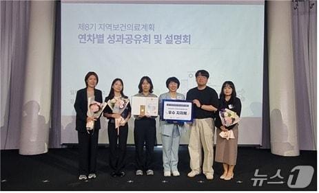 본문 이미지 - 지난 1일 서울 플로팅아일랜드 컨벤션홀에서 열린 성과공유회에서 부산시가 2년 연속 우수기관으로 선정돼 보건복지부 장관 표창을 받았다.&#40;부산시 제공. 재판매 및 DB금지&#41;