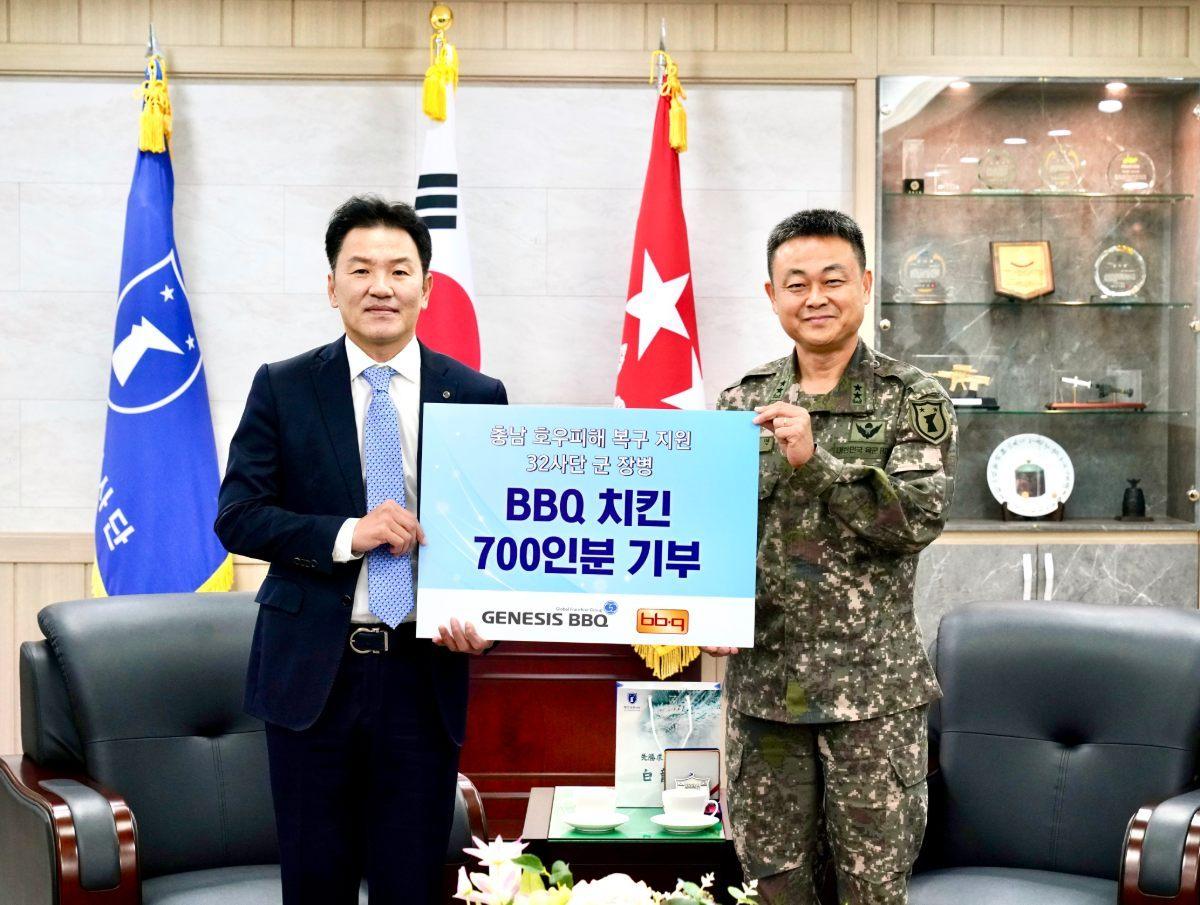 본문 이미지 - BBQ가 국군의 날을 맞아 헌신적으로 대민지원으로 임무를 수행한 육군 제32보병사단에 방문해 치킨박스 700인분을 전달했다. &#40;왼쪽&#41;김지훈 제너시스BBQ 대표이사와 32사단 김지면 사단장이 기념 촬영을 하는 모습.&#40;BBQ 제공&#41;