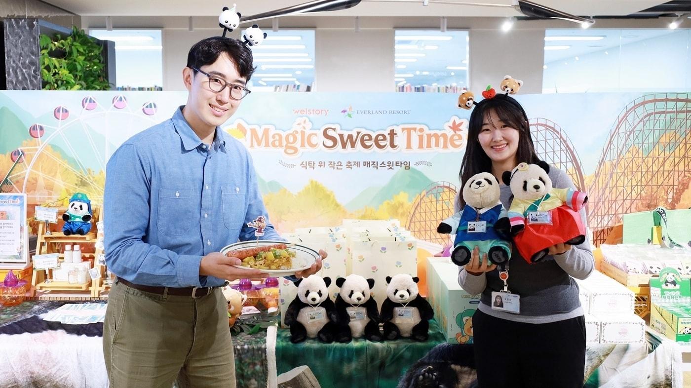 삼성웰스토리 관계자들이 에버랜드와 함께한 '매직 스위트 타임'(Magic Sweet Time) 프로모션을 선보이고 있다.(삼성웰스토리 제공) 