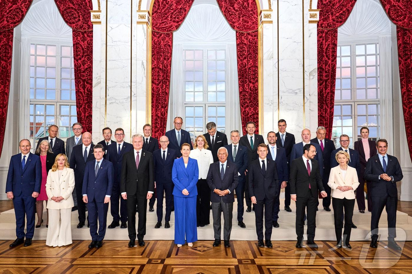 1일&#40;현지시간&#41; 유럽연합&#40;EU&#41; 회원국 정상들이 덴마크 코펜하겐 크리스티안스보르성에서 열린 EU 정상 만찬에 앞서 기념촬영을 하고 있다. 2025.10.01 ⓒ 로이터=뉴스1 ⓒ News1 김지완 기자