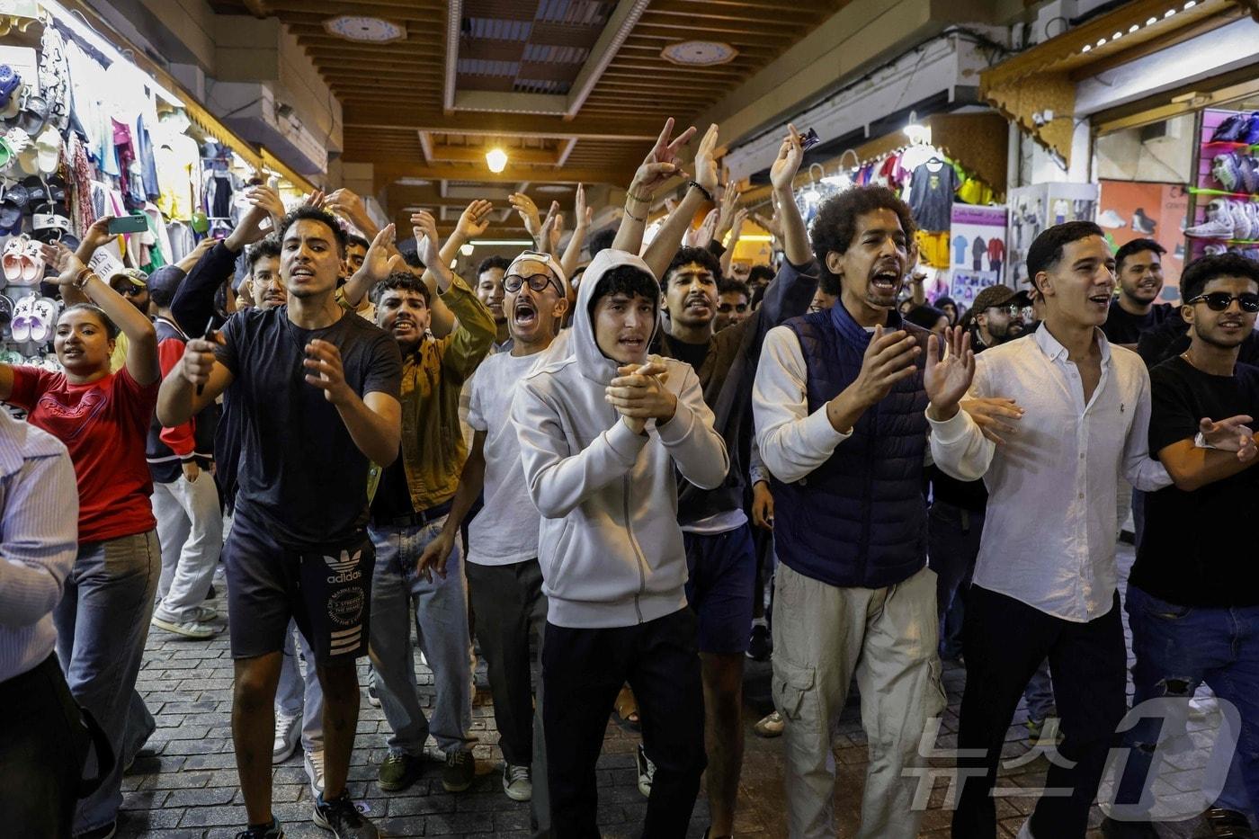 29일 모로코 라바트에서 열린 Z세대 주도 시위에서 시위자들이 공공 보건 및 교육 부문의 개혁을 요구하며 구호를 외치고 있다. 2025.09.30 ⓒ AFP=뉴스1 ⓒ News1 이정환 기자