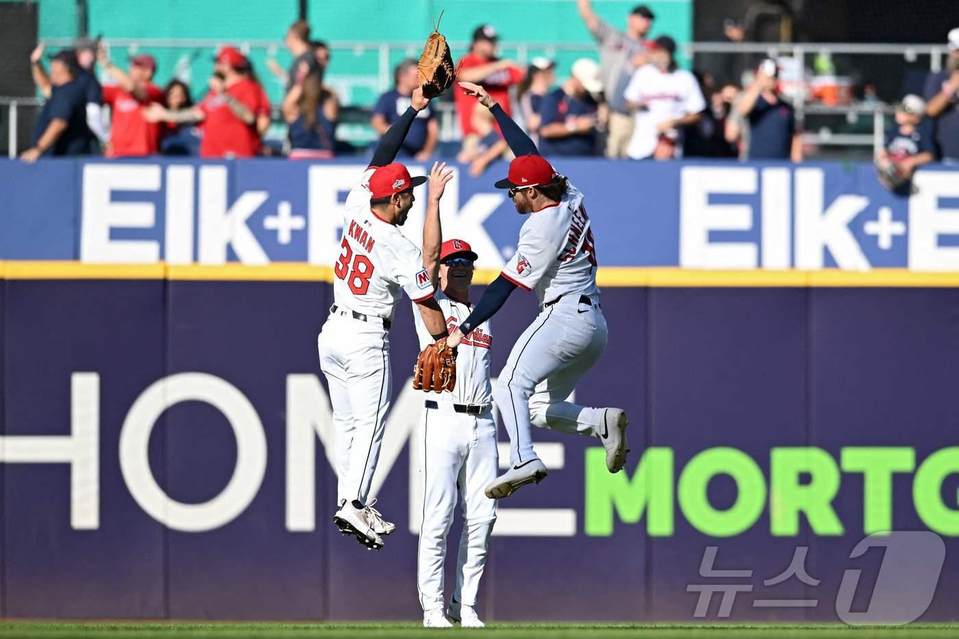 메이저리그 클리블랜드 가디언스 선수들이 2일&#40;한국시간&#41; 열린 와일드카드 시리즈 2차전에서 디트로이트 타이거스를 꺾은 뒤 기뻐하고 있다. ⓒ AFP=뉴스1