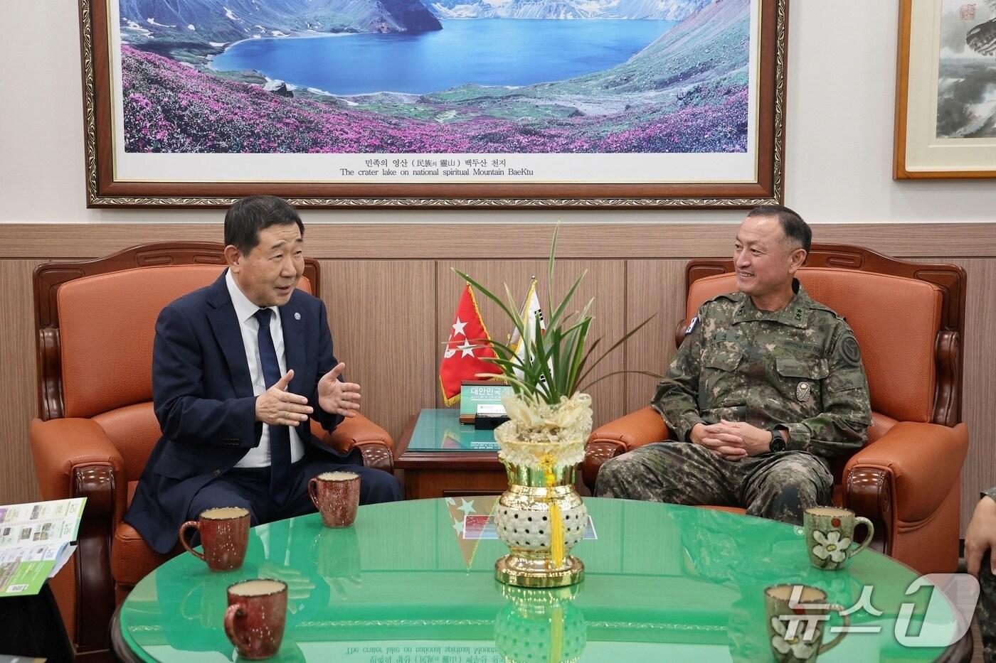 이재영 충북 증평군수가 육군 37보병사단을 찾아 김수광 사단장과 대화를 하고 있다.(증평군 제공, 재판매 및 DB금지)/뉴스1