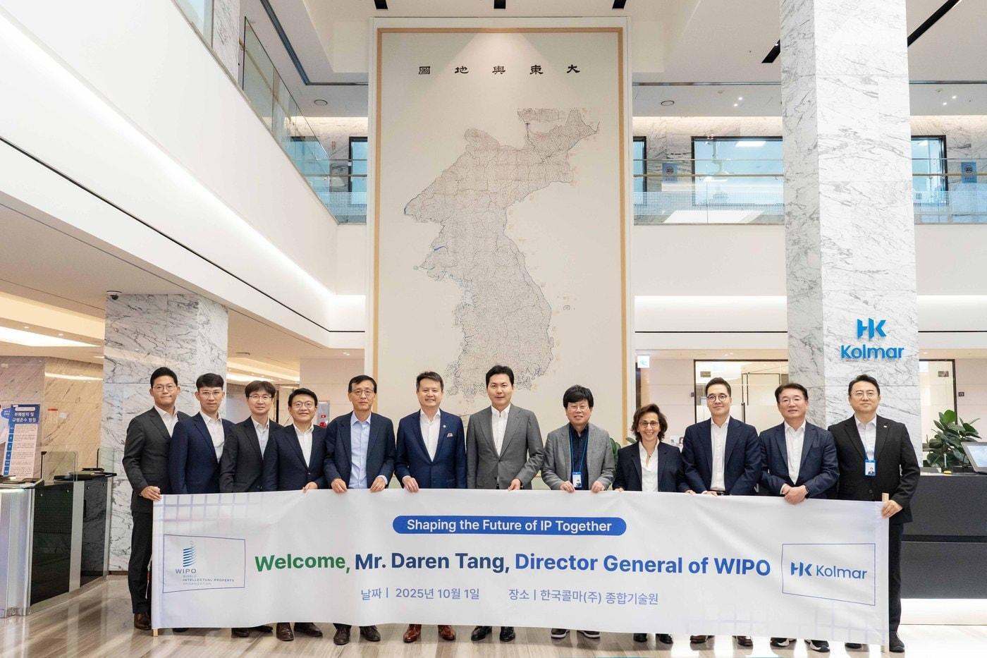 지난 1일 한국콜마 종합기술원을 방문한 다렌 탕(Daren Tang) WIPO 사무총장(왼쪽에서 여섯번째)을 비롯한 특허청 관계자들이 윤상현 콜마그룹 부회장(오른쪽에서 여섯번째) 및 콜마 관계자들과 기념사진을 촬영하고 있다.(한국콜마제공)