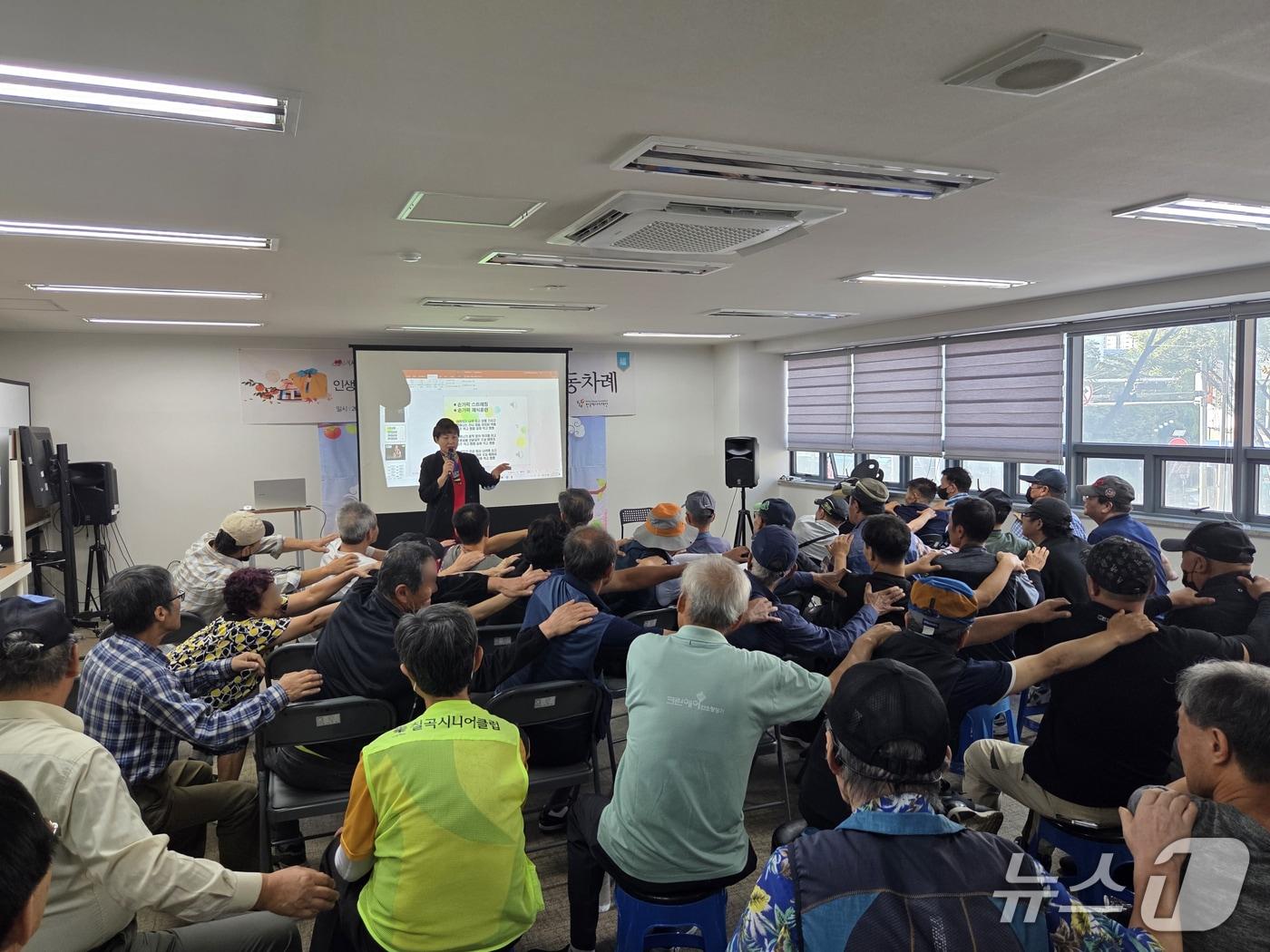 본문 이미지 - 지난 1일 대구 중구에 있는 더나은세상을위한공감 대구하나센터에서 열린 심리치료프로그램에 참여한 쪽방촌 주민들이 서로의 어깨를 주무르고 있다.2025.10.1/뉴스1 ⓒ News1 이성덕 기자