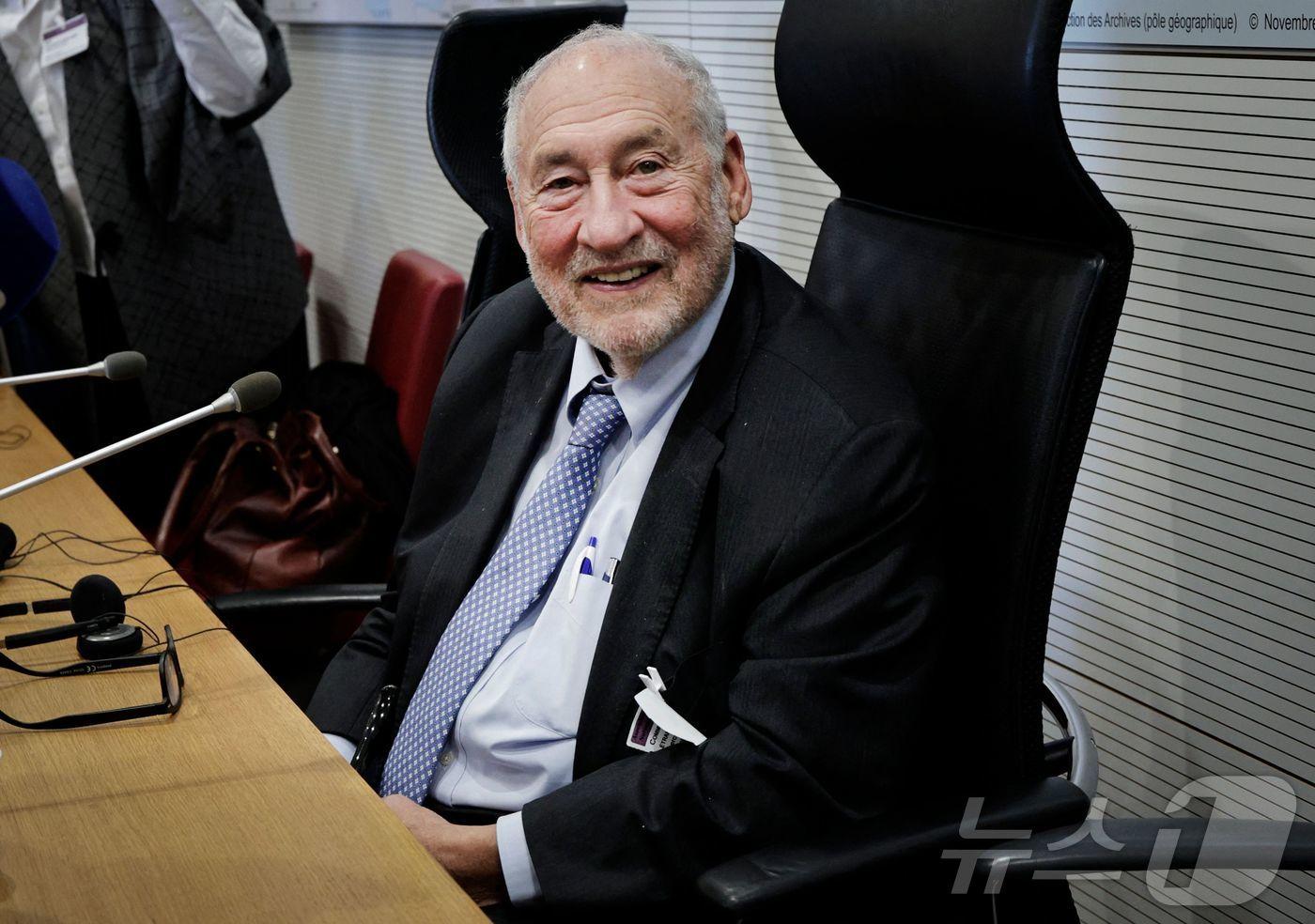 본문 이미지 - 미국의 경제학자이자 노벨경제학상 수상자인 조지프 스티글리츠 컬럼비아대학 교수가 2025년 10월 1일 프랑스 파리 국회에서 열린 초부유층 과세에 관한 토론에 참석한 뒤 미소를 짓고 있다. ⓒ AFP=뉴스1