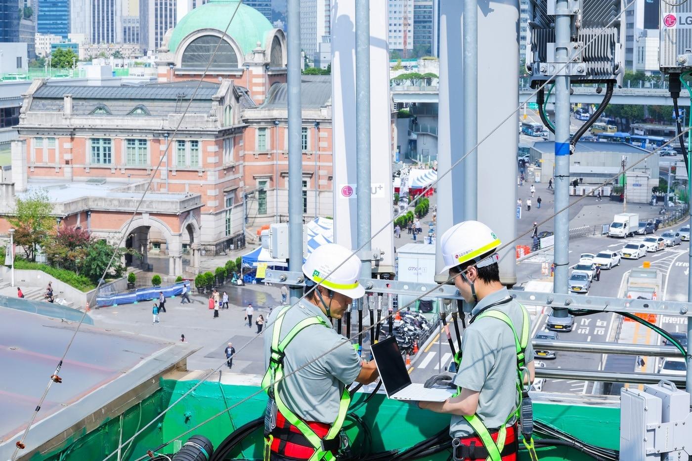본문 이미지 - LG유플러스 임직원이 서울역 인근 네트워크 장비를 점검하고 있는 모습. (LGU+ 제공)