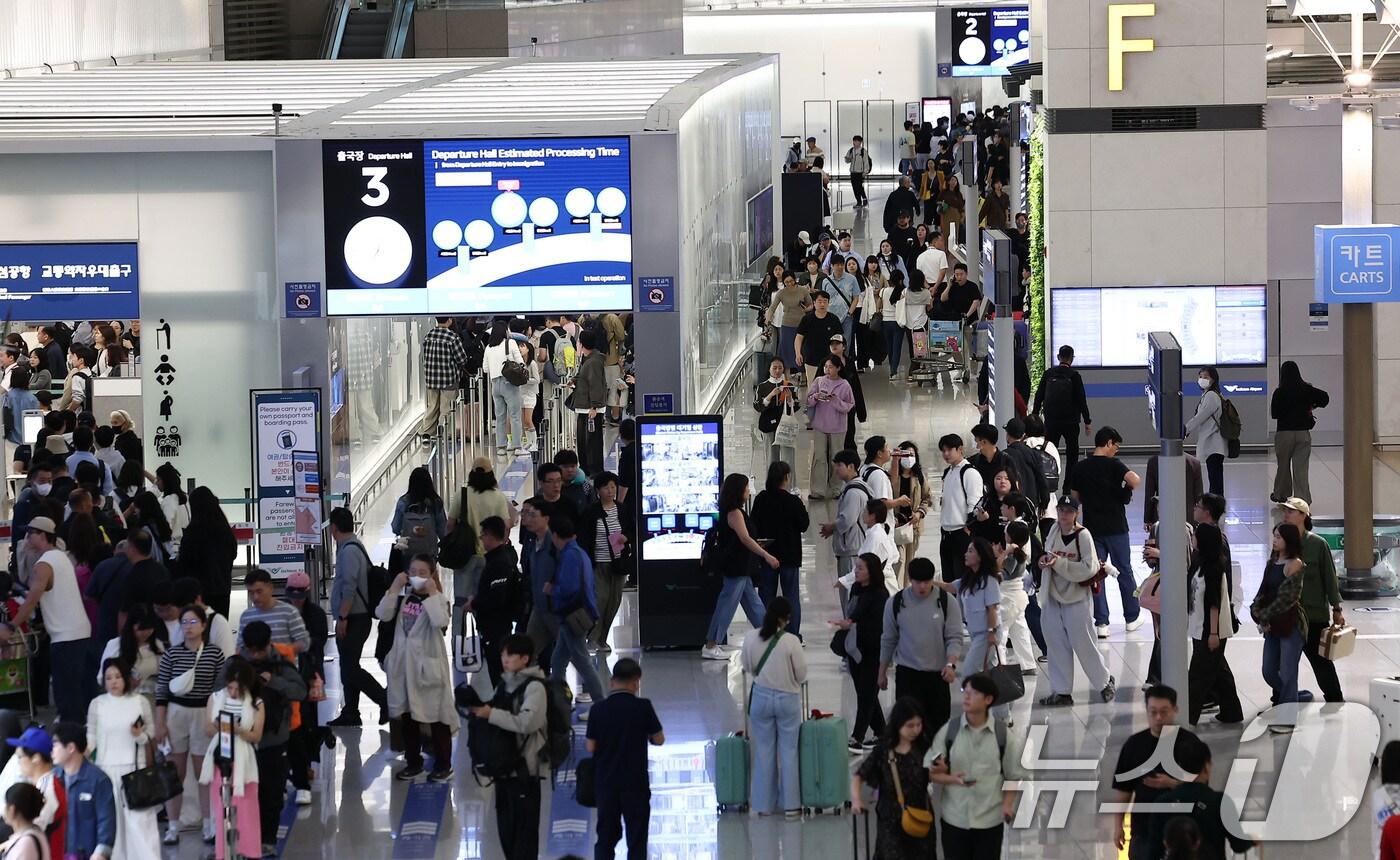 추석 연휴를 하루 앞둔 2일 오전 인천국제공항 제1여객터미널이 여행객들로 북적이고 있다. 인천국제공항공사는 올해 추석연휴 기간(10월2~12일)에 일평균 22만3000명의 여객이 인천공항을 이용할 것으로 전망한다고 밝혔다. 2025.10.2/뉴스1 ⓒ News1 김성진 기자