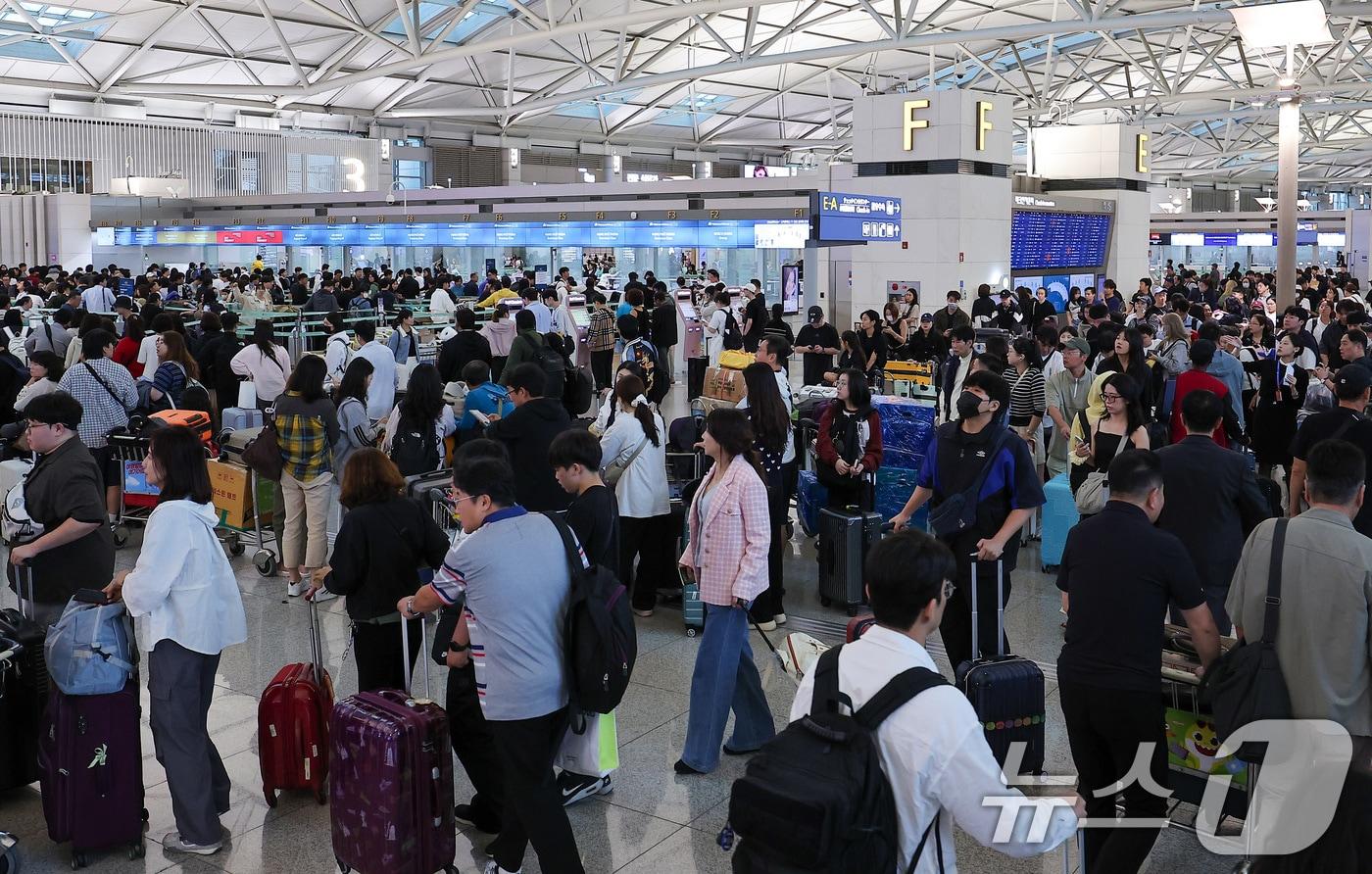 추석 연휴를 하루 앞둔 2일 오전 인천국제공항 제1여객터미널이 여행객들로 북적이고 있다. 2025.10.2/뉴스1 ⓒ News1 김성진 기자