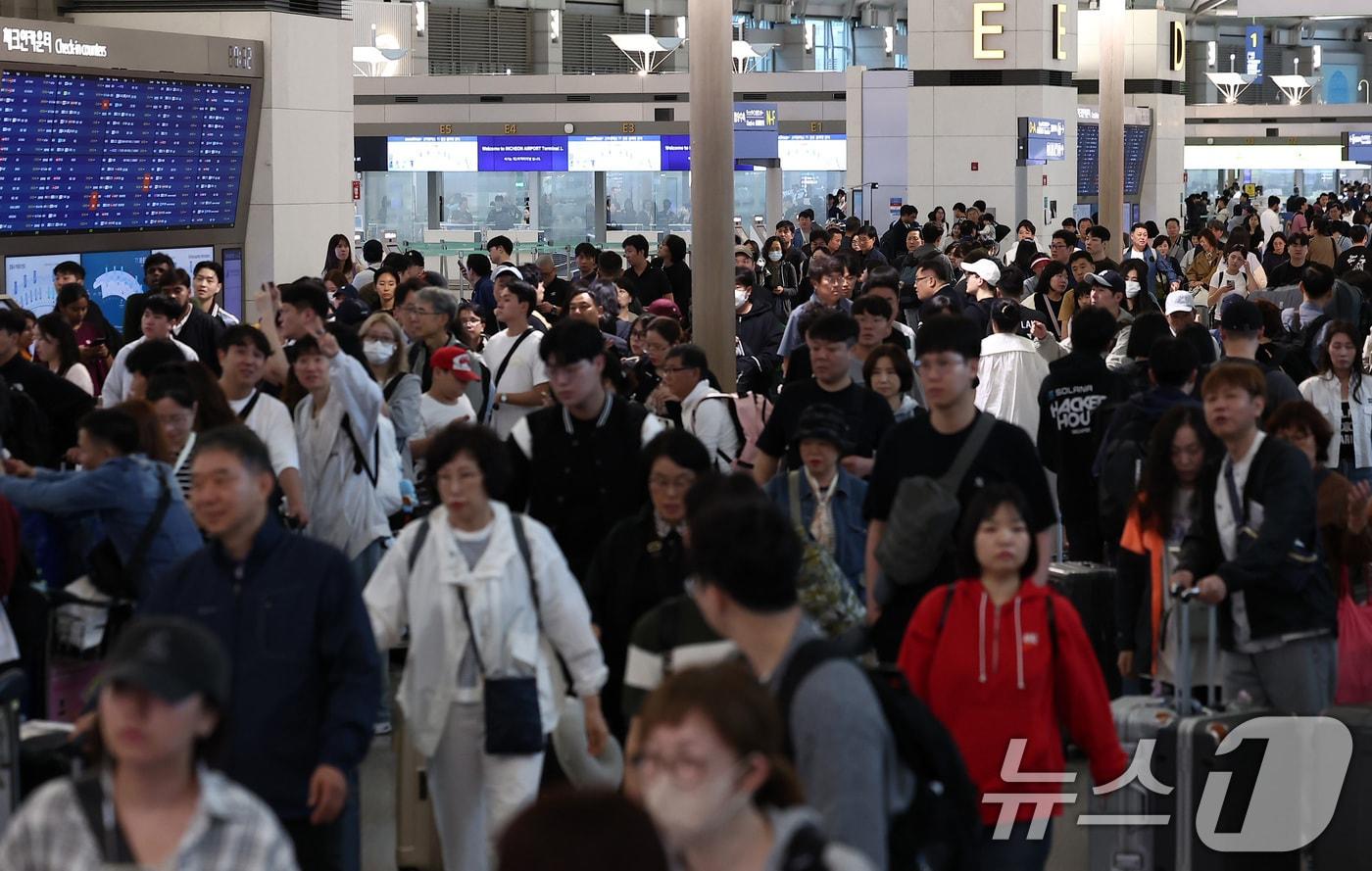 추석 연휴를 하루 앞둔 2일 오전 인천국제공항 제1여객터미널이 여행객들로 북적이고 있다. 인천국제공항공사는 올해 추석연휴 기간(10월2~12일)에 일평균 22만3000명의 여객이 인천공항을 이용할 것으로 전망한다고 밝혔다. 2025.10.2/뉴스1 ⓒ News1 김성진 기자