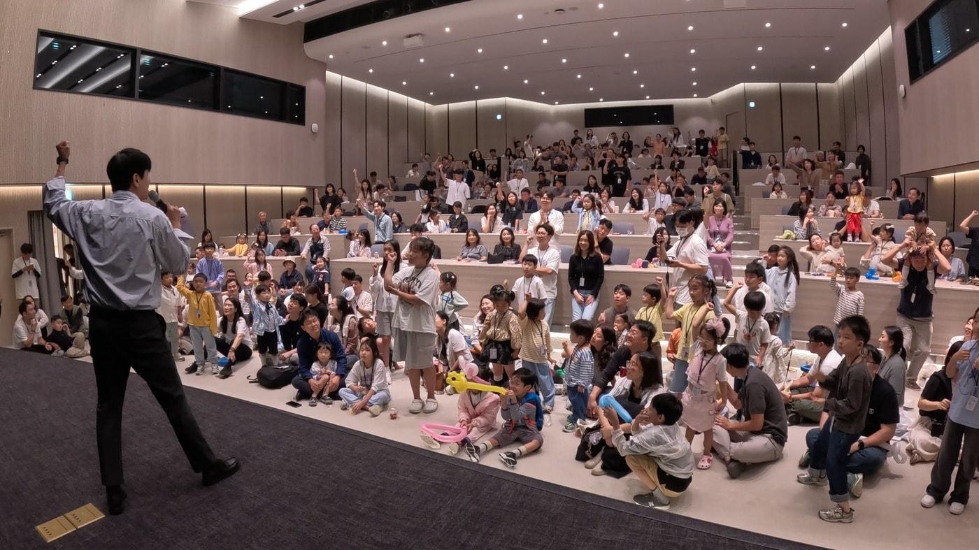 지난달 24일 LIG넥스원 2판교하우스에서 열린 &#39;2025 LIG넥스원 패밀리데이&#39; 행사에서 임직원 가족들이 다양한 행사에 참여하고 있다. &#40;LIG넥스원 제공&#41;