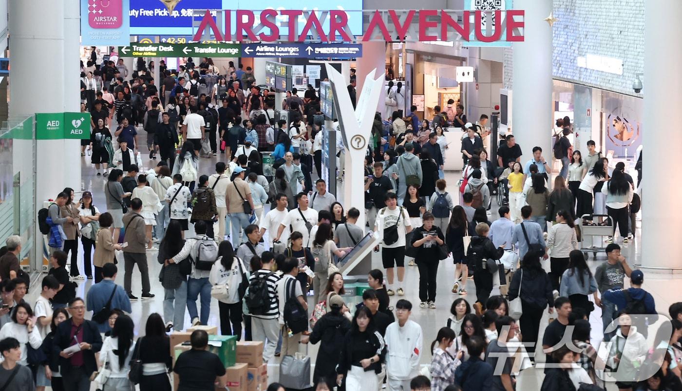 추석 연휴를 하루 앞둔 2일 오전 인천국제공항 제1여객터미널 면세구역이 여행객들로 북적이고 있다. 인천국제공항공사는 올해 추석연휴 기간&#40;10월2~12일&#41;에 일평균 22만3000명의 여객이 인천공항을 이용할 것으로 전망한다고 밝혔다. 2025.10.2/뉴스1 ⓒ News1 김성진 기자