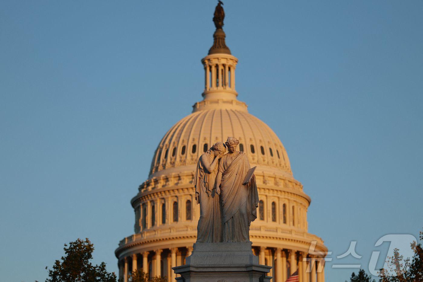 1일&#40;현지시간&#41; 연방정부 폐쇄&#40;셧다운&#41; 첫날 워싱턴 DC에서 평화 기념비 뒤로 저녁 노을이 드리운 국회 의사당이 보인다. 2025.10.1 ⓒ AFP=뉴스1