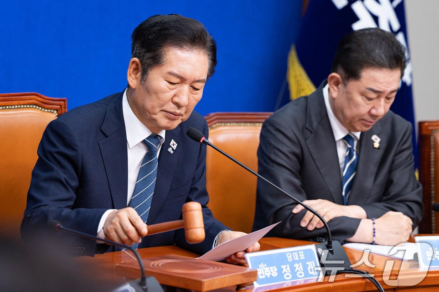 정청래 더불어민주당 대표가 지난 2일 서울 여의도 국회에서 열린 최고위원회의에서 의사봉을 두드리고 있다. 2025.10.2/뉴스1 ⓒ News1 유승관 기자