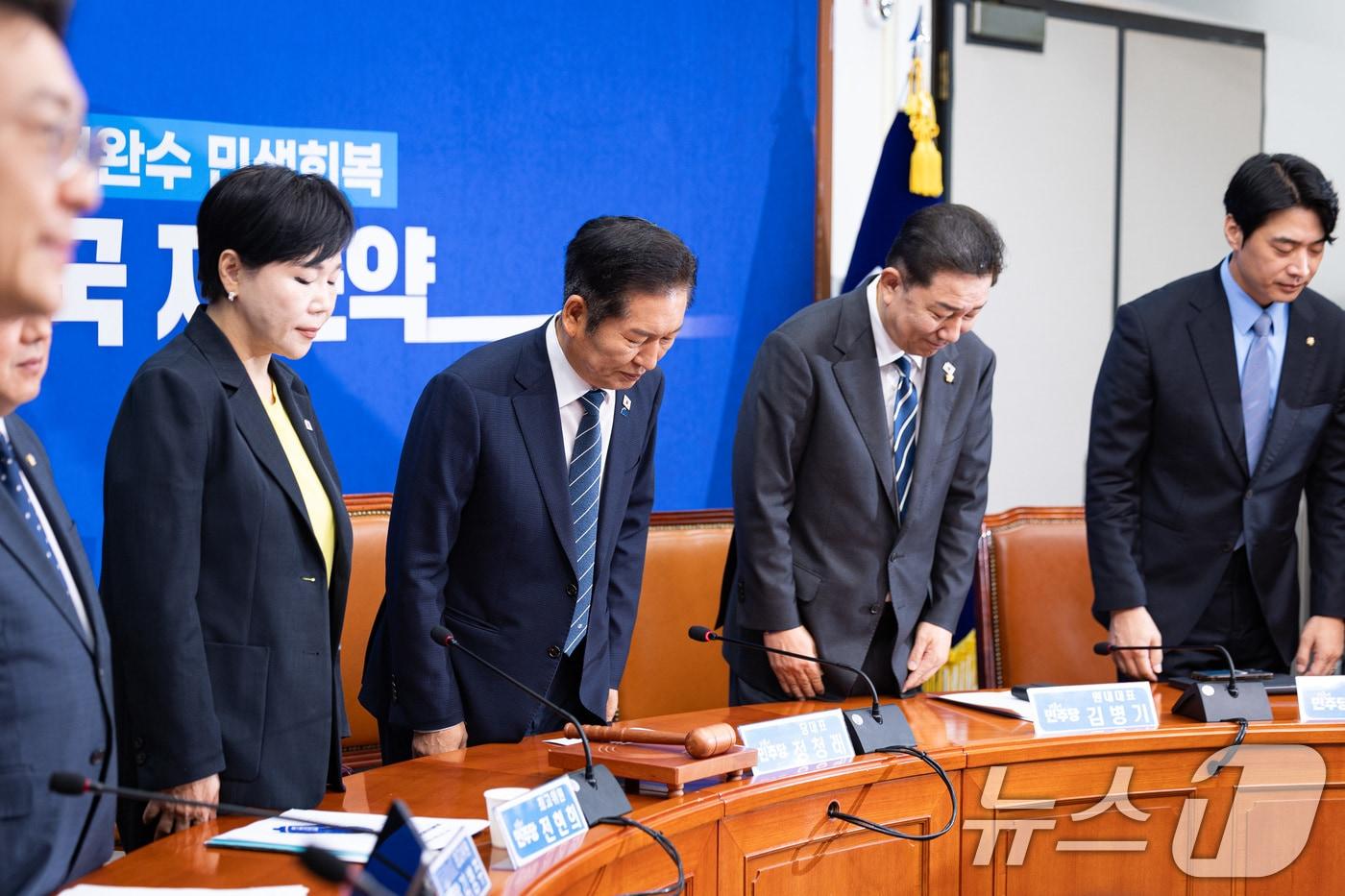 정청래 더불어민주당 대표와 김병기 원내대표를 비롯한 지도부가 2일 서울 여의도 국회에서 열린 최고위원회의에 앞서 인사하고 있다. 2025.10.2/뉴스1 ⓒ News1 유승관 기자