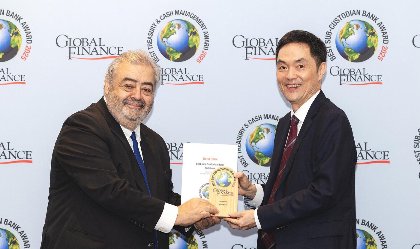 본문 이미지 - 권우철 하나은행 수탁영업부 팀장(사진 왼쪽 두번째)이 안드레아 피아노(Andrea Fiano) 글로벌파이낸스지 편집자(사진 왼쪽 첫번째)와 기념 촬영을 하고 있다 (하나은행 제공)