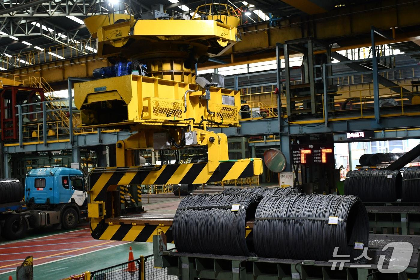 본문 이미지 - 포스코DX가 포항제철소에 AI와 IT를 융합한 크레인 자동화 기술을 도입, 적용한다. (포스코DX 제공, 재판매 및 DB금지) 2025.10.2/뉴스1