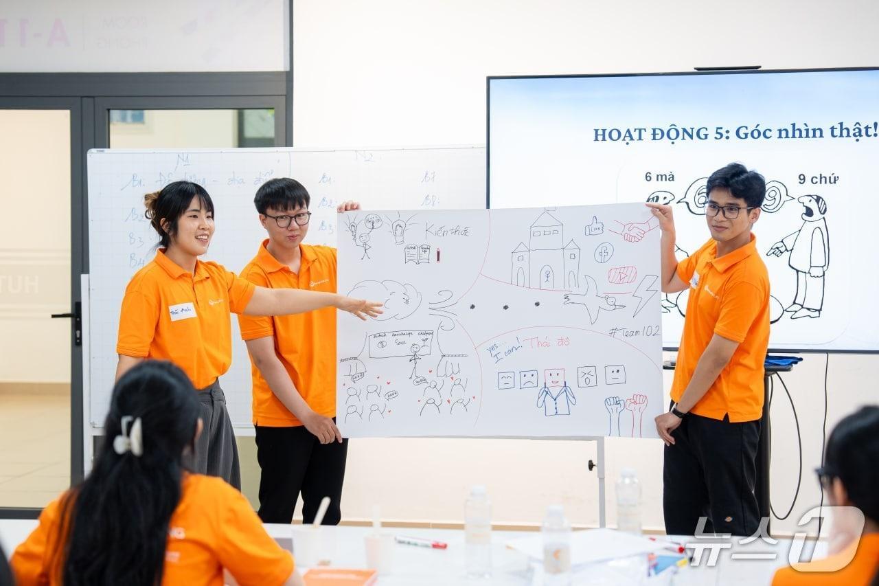 본문 이미지 - 한화생명 ‘베트남 대학생 금융멘토단’ 금융 취약계층 해소 앞장/사진제공=한화생명