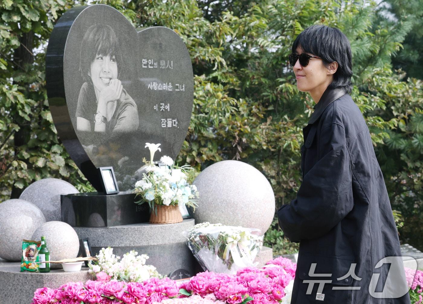 본문 이미지 - 방송인 홍진경이 2일 오전 경기도 양평군 갑산공원묘역을 찾아 故 최진실을 추억하고 있다. 2025.10.2/뉴스1 ⓒ News1 권현진 기자