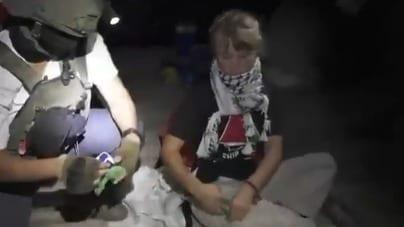 본문 이미지 - 1일(현지시간) 스웨덴 기후활동가 그레타 툰베리(22)가 45척의 선박으로 구성된 구호 함대를 타고 가자지구로 향하던 중 이스라엘군에 붙잡혀 자신의 소지품을 챙기는 모습. (사진=이스라엘 외교부 엑스(X) 영상 갈무리)