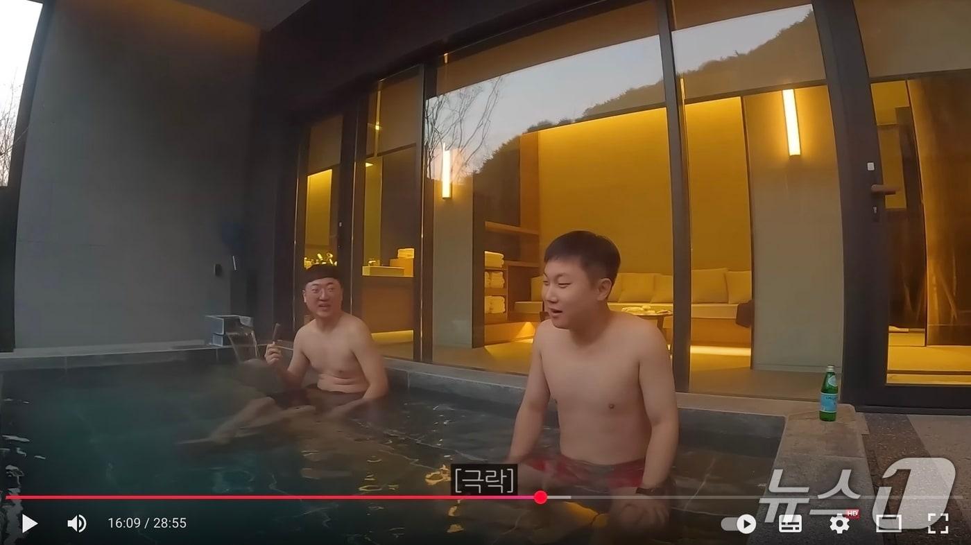 여행 유튜버 빠니보틀과 수안보 온천을 찾은 충주맨.&#40;빠니보틀 유튜브 캡처. 재판매 및 DB금지&#41;/뉴스1 