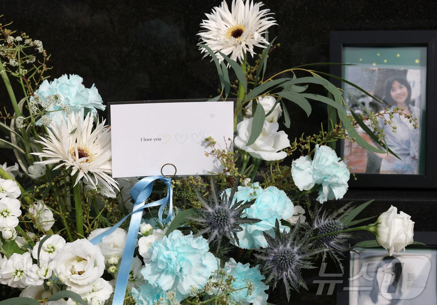 故 최진실 17주기인 2일 경기도 양평군 갑산공원에 마련된 그의 묘역에는 고인의 딸 최준희가 보낸 ‘I LOVE YOU(아이 러브 유)’라는 메시지가 담긴 꽃다발이 놓여있다. 2025.10.2/뉴스1 ⓒ News1 권현진 기자