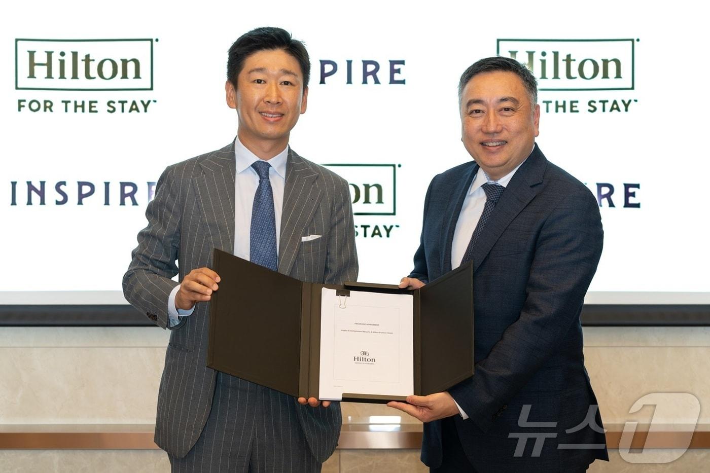 첸 시 인스파이어 사장(왼쪽)과 클라렌스 탄 힐튼 아시아태평양 지역 개발 담당 수석 부사장(인스파이어 제공) ⓒ News1 윤슬빈 관광전문기자