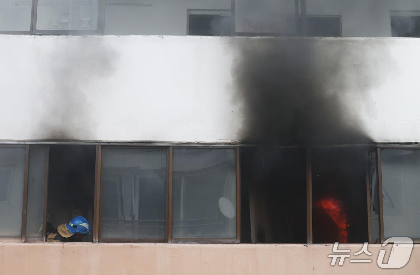 지난 1일 서울 노원구 상계마들아파트에서 열린 &#39;2025 아파트 실험화재 재현실험&#39;에서 아파트 실내에서 발화를 유도한 리튬이온배터리가 폭발하며 연기가 솟구치고 있다. 2025.10.2/뉴스1 ⓒ News1 김민지 기자