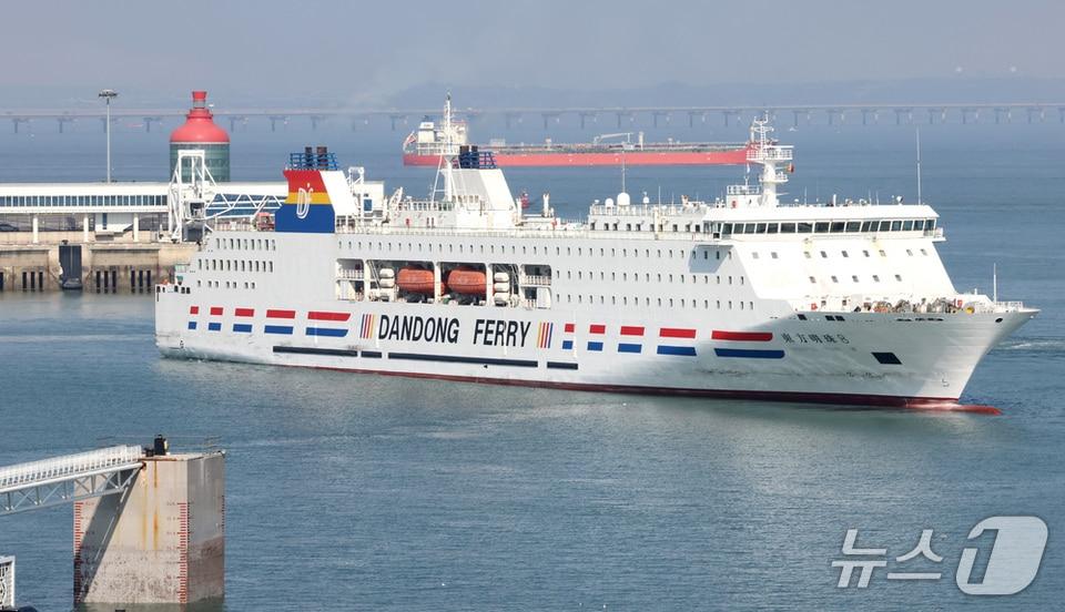 본문 이미지 - 인천항 국제여객부두로 선사 단동훼리(단동국제항운유한공사)의 2만4748t급 카페리 '오리엔탈 펄 8호'가 입항하고 있다.
