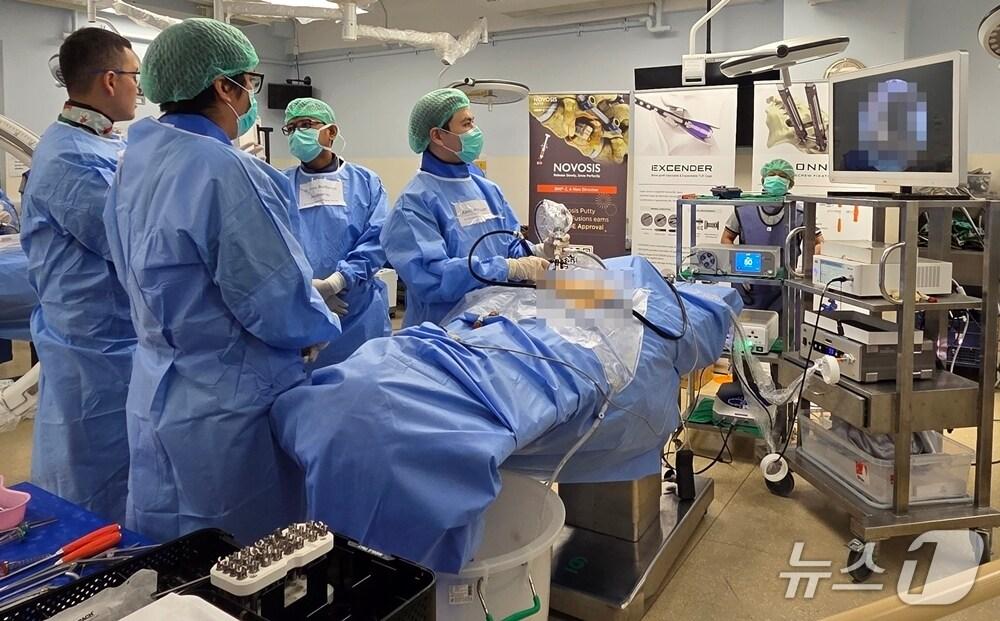 본문 이미지 - 한국 의료진이 최소침습 척추수술 기술을 전수하고 있다. /사진제공 = 시지바이오