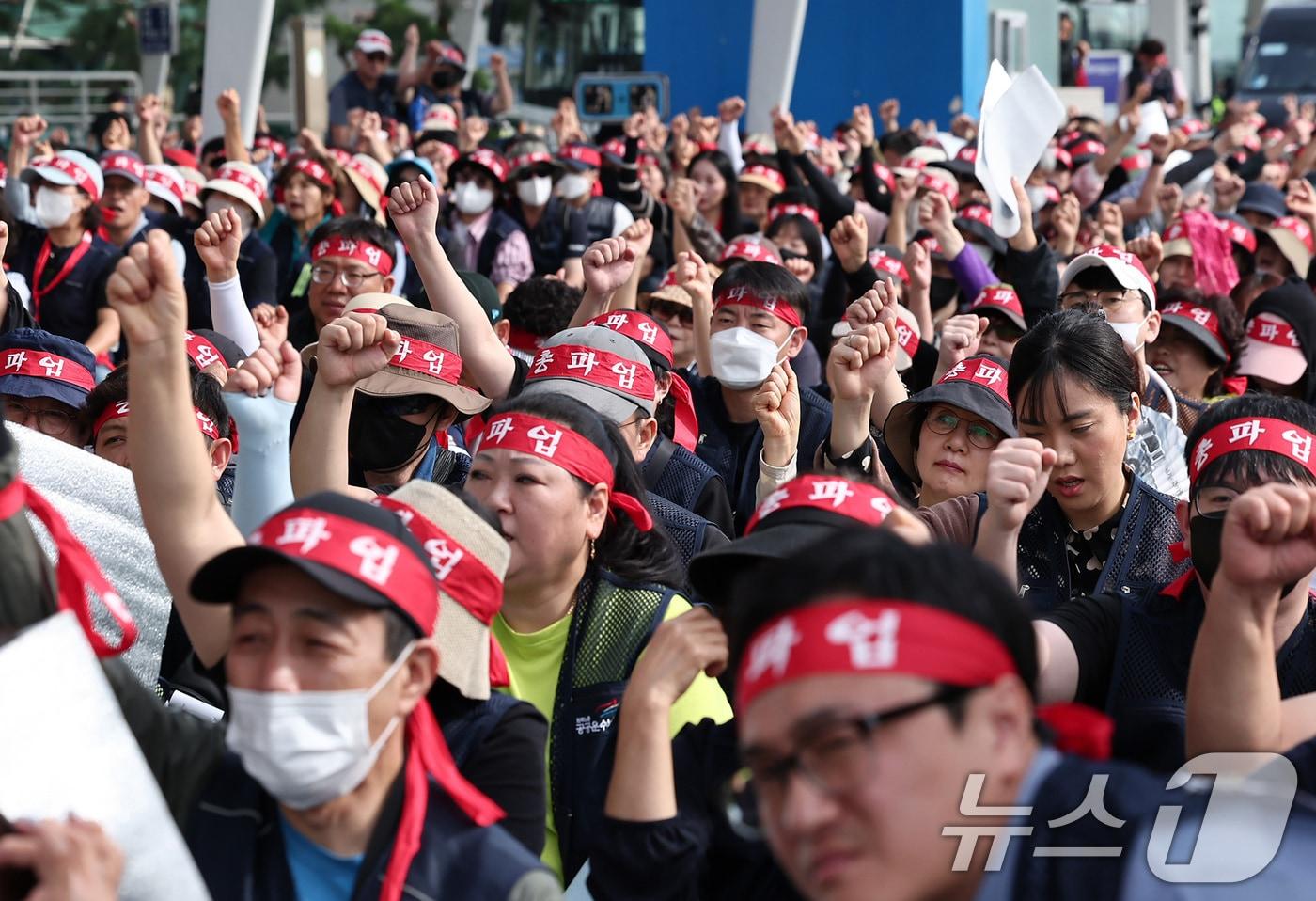 민주노총 공공운수노조 인천공항지역지부 회원들이 지난 2일 인천국제공항 제1여객터미널에서 열린 전면파업 2일차 총파업 결의대회에서 구호를 외치고 있다. 2025.10.2/뉴스1 ⓒ News1 김성진 기자
