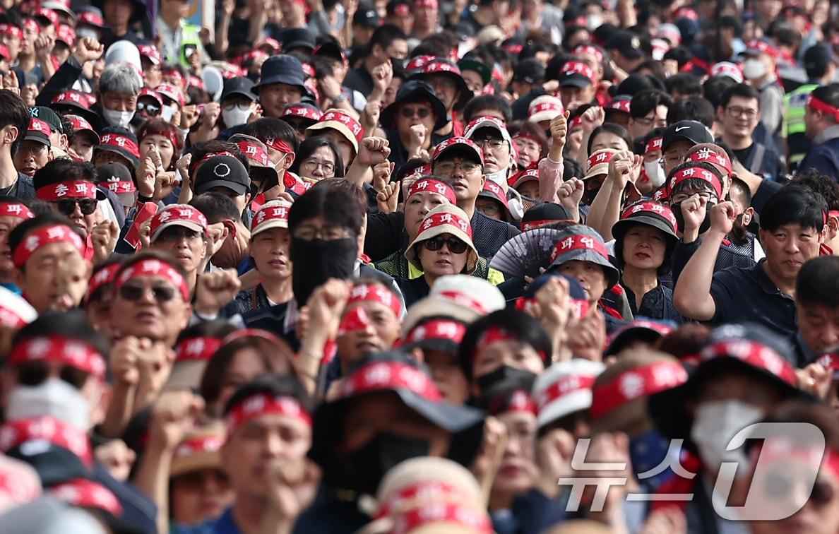 본문 이미지 - 민주노총 공공운수노조 인천공항지역지부 회원들이 2일 인천국제공항 제1여객터미널에서 열린 전면파업 2일차 총파업 결의대회에서 구호를 외치고 있다. 2025.10.2/뉴스1 ⓒ News1 김성진 기자