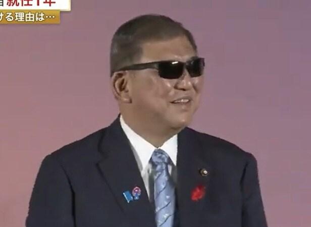 본문 이미지 - 1일 오후 일본 메가네(안경) 베스트 드레서 표창식에 정계 부문 수상자 자격으로 참석한 이시바 시게루 총리가 부상으로 받은 선글라스를 착용해 보고 있다. (사진=FNN 보도 갈무리)