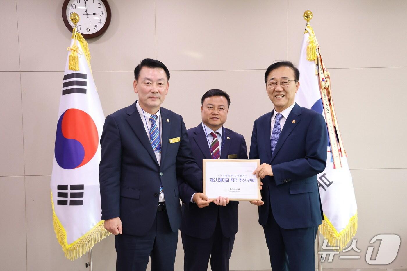 국토교통부장관과의 면담 후 기념촬영을 하고 있다.(당진시의회 제공. 재판매 및 DB금지)2025.10.2/뉴스1