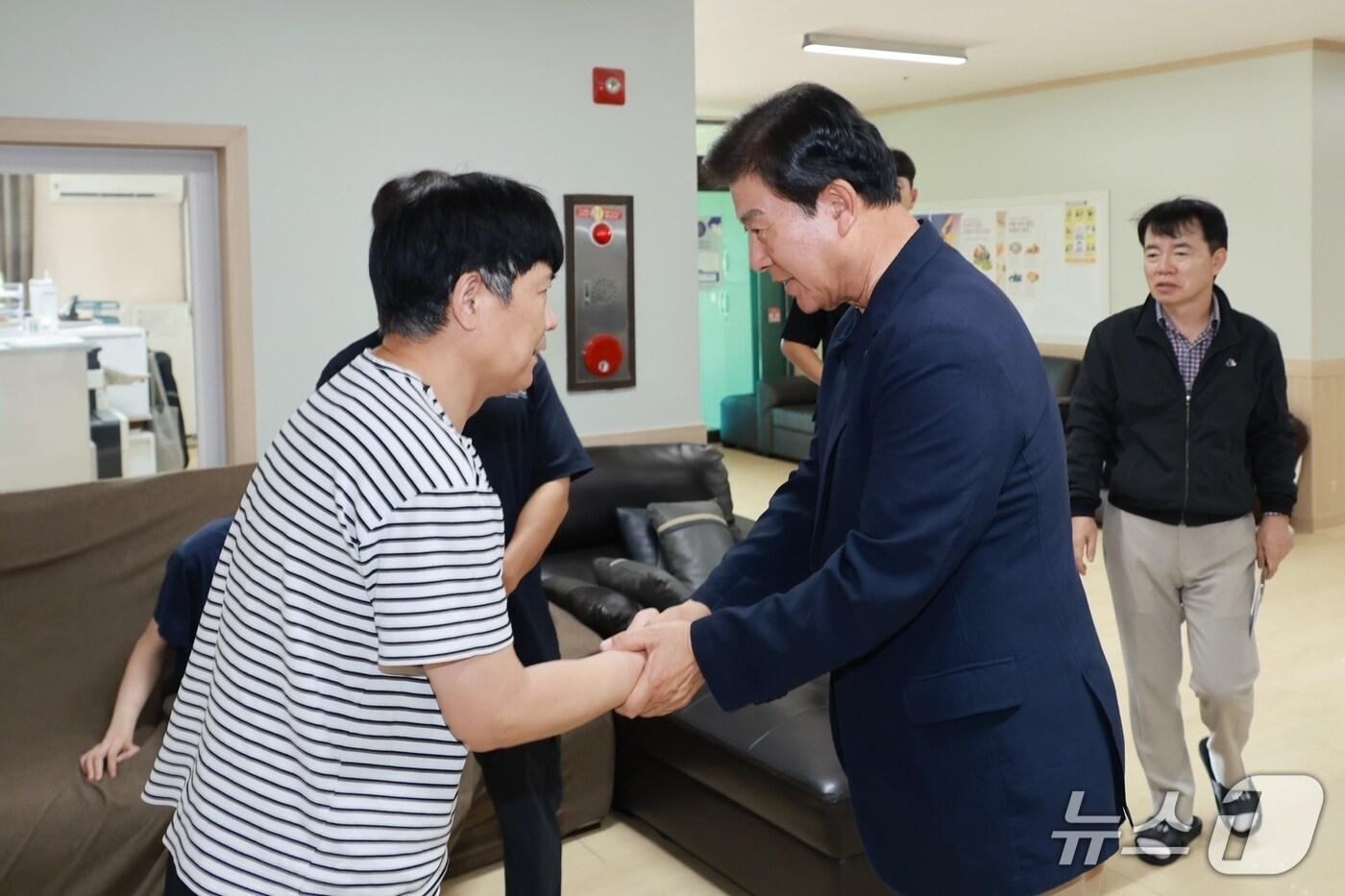 본문 이미지 - 박범인 금산군수 추석 명절 위문 방문 모습(금산군 제공.재판매 및 DB금지)/뉴스1