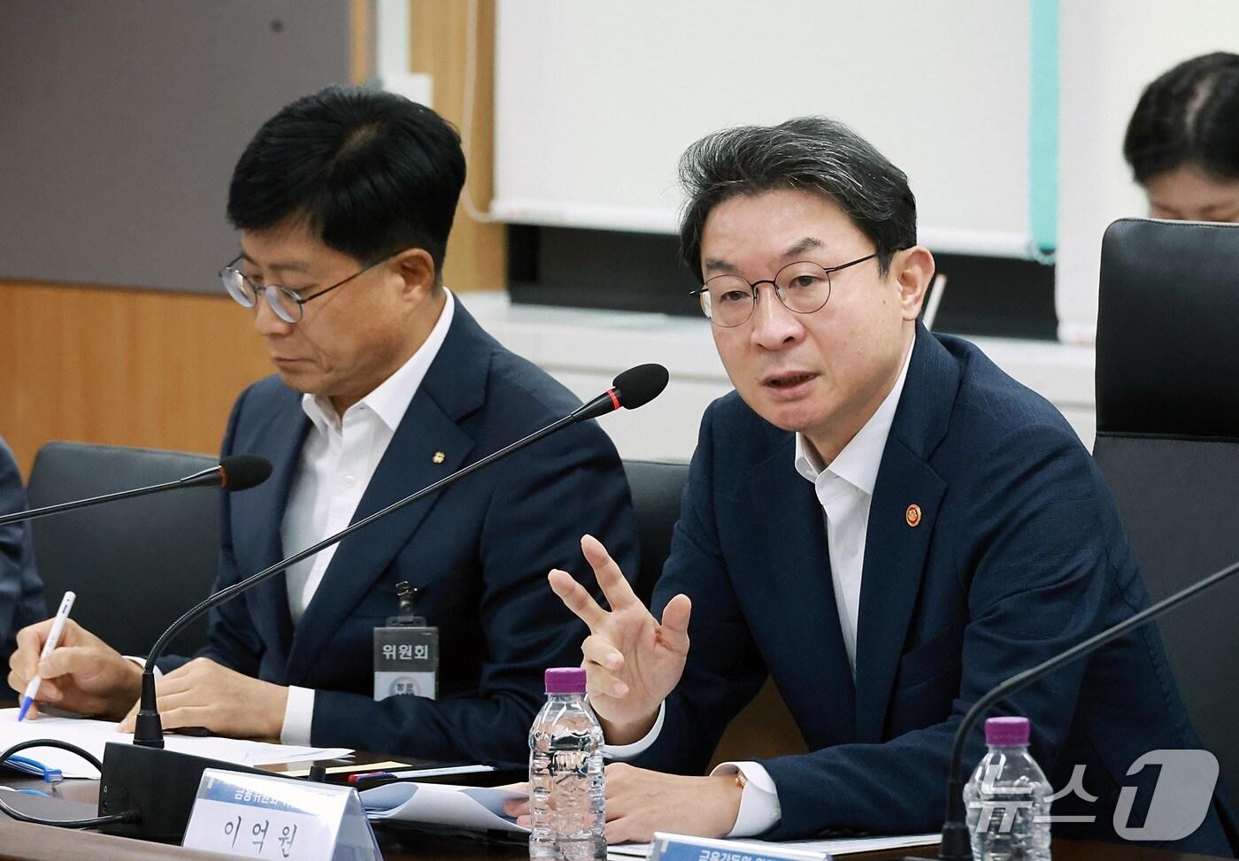 이억원 금융위원장이 2일 오전 정부서울청사에서 개최한 금융 유관기관 기관장 간담회에서 최근 일련의 보안·전산 사고 관련 유사 사례방지를 위해 유관기관 스스로 금융 인프라를 제로베이스 관점에서 신속·철저히 점검할 것을 당부했다.&#40;금융위원회 제공&#41;