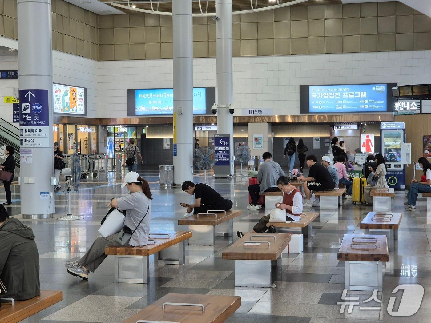 본문 이미지 - 추석연휴를 하루 앞둔 2일 울산 남구 태화강역 대합실에서 귀성객들이 기차를 기다리고 있다. 2025.10.2/뉴스1ⓒ 뉴스1 박정현 기자