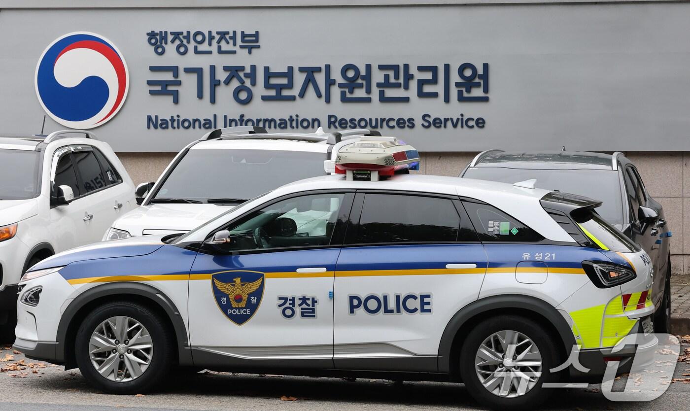본문 이미지 - 국가정보자원관리원 화재 원인을 수사 중인 경찰이 2일 오전 9시부터 대전 국정자원과 이번 화재와 관련된 대전지역 3개 업체 등 4개소에 대한 압수수색에 들어갔다. 국정자원 앞 경찰 차량이 서 있다. 2025.10.2/뉴스1 ⓒ News1 김기태 기자