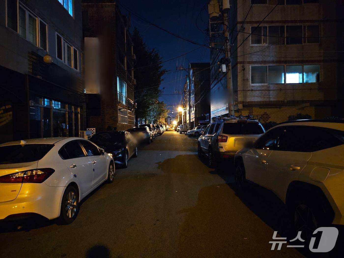 본문 이미지 - 지난 2일 찾은 김해시 어방동의 한 골목길 도로 양옆이 차량으로 빼곡히 채워져 있다. 2025.10.2 ⓒ 뉴스1 박민석 기자