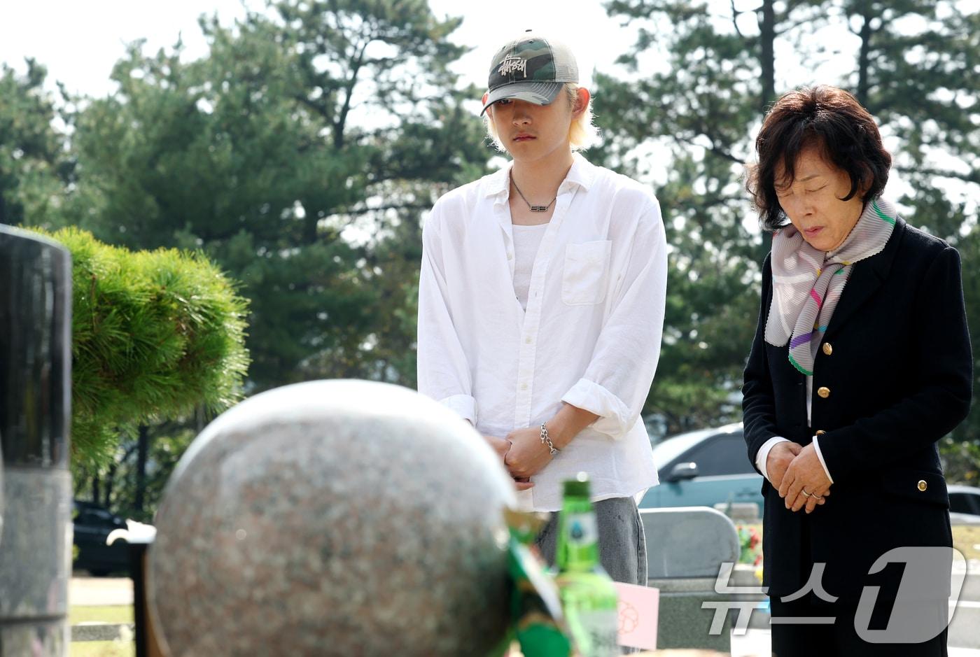 故 최진실의 아들인 가수 최환희(활동명 벤 블리스)가 고인의 17주기인 2일 오전 경기도 양평군 갑산공원묘역을 할머니와 함께 찾아 기도를 하고 있다. 2025.10.2/뉴스1 ⓒ News1 권현진 기자