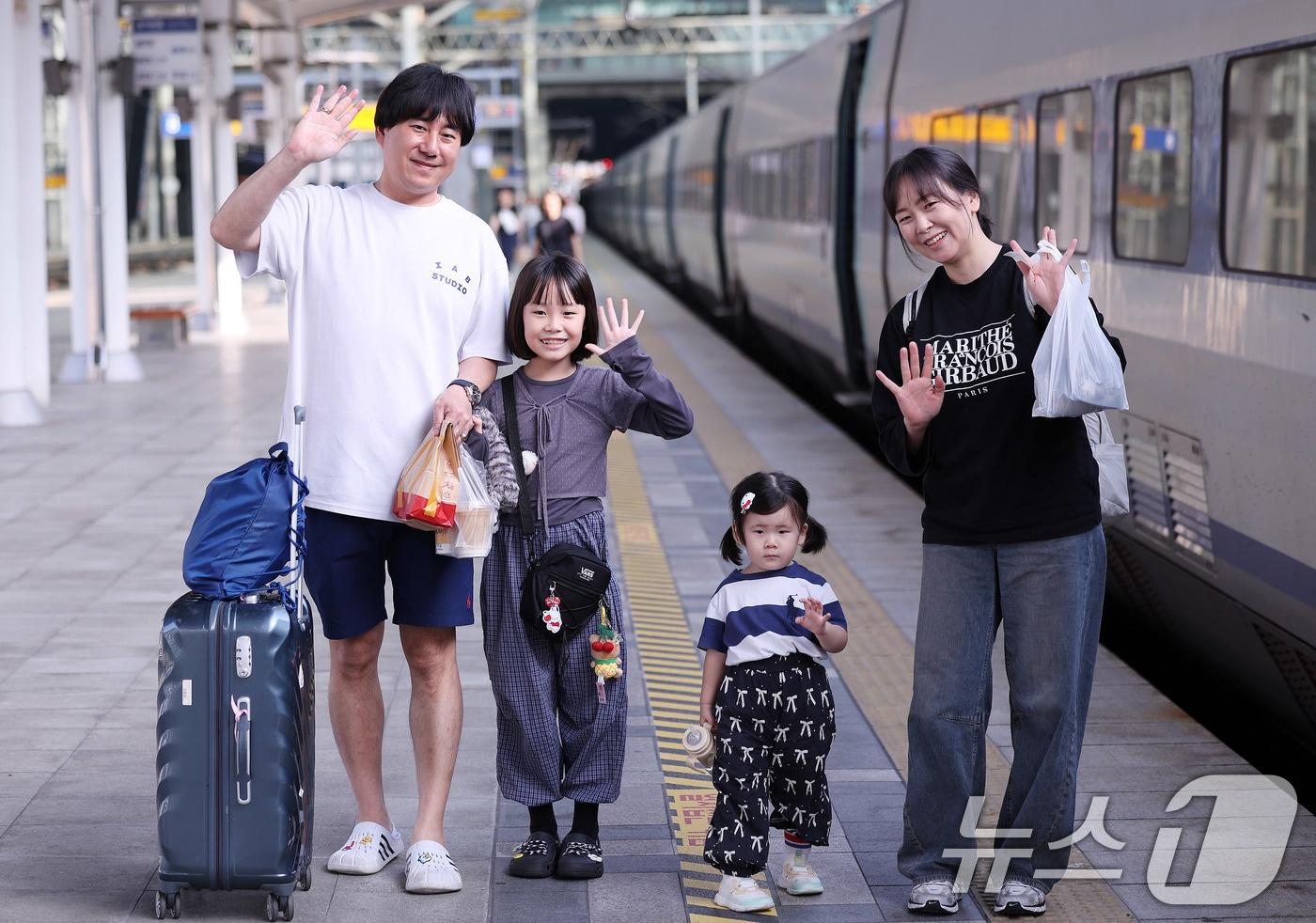 추석 연휴를 앞둔 2일 오전 서울역에서 한 가족이 귀성길에 오르며 인사하고 있다. 2025.10.2/뉴스1 ⓒ News1 박지혜 기자