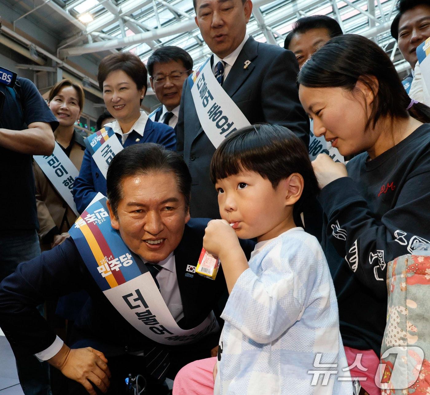 본문 이미지 - 정청래 더불어민주당 대표와 김병기 원내대표를 비롯한 지도부가 2일 서울 용산역에서 추석 귀성객에게 인사를 하고 있다. (공동취재) 2025.10.2/뉴스1 ⓒ News1 유승관 기자