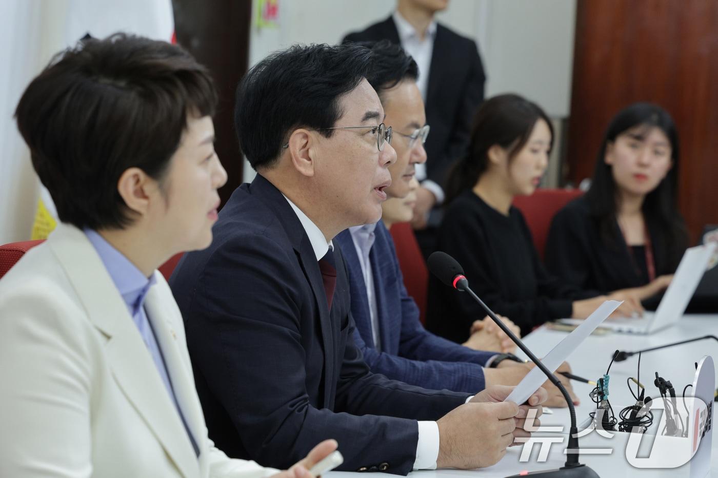 본문 이미지 - 송언석 국민의힘 원내대표가 2일 서울 여의도 국회에서 현안 관련 기자간담회를 하고 있다. 2025.10.2/뉴스1 ⓒ News1 신웅수 기자